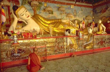 bouddha géant allongé