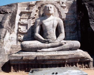 bouddha taillé dans la montagne