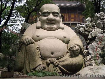 Splendide bouddha rieur sculpté dans la pierre