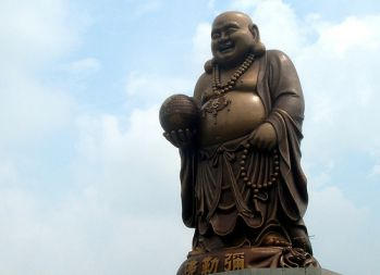 Belle statue du bouddha riant