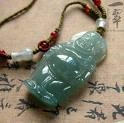 un bouddha de jade en pendentif