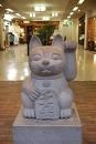 Au Japon le maneki neko à aussi sa statue ... quelle star