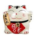 une figurine traditionnelle de chat japonais pour la fortune